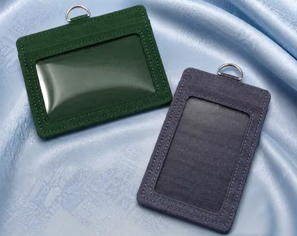 カードを収納したタイシルク製カードホルダー